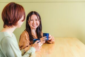 カフェで話す女性 戸田市 | 戸田公園 | 戸田パーソナルジム | 戸田市パーソナルジム | 戸田公園パーソナルジム