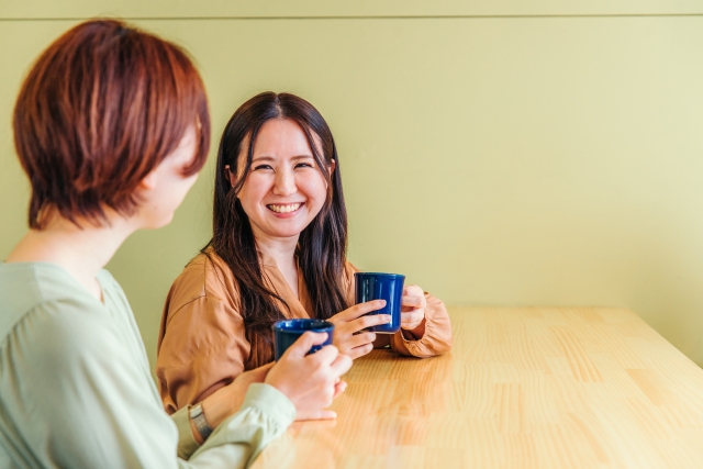 カフェで話す女性 戸田市 | 戸田公園 | 戸田パーソナルジム | 戸田市パーソナルジム | 戸田公園パーソナルジム